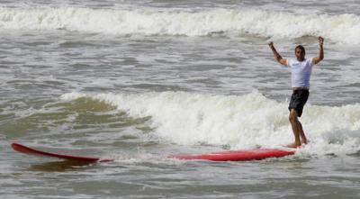 Bate el récord de tabla de surf más grande del mundo Bate el récord de tabla de surf más grande del mundo
