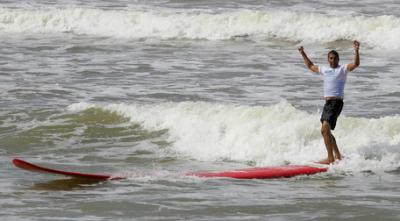 Bate el récord de tabla de surf más grande del mundo 