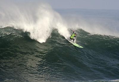 El gallego Juan Fernández gana la competición de surf de La Vaca Gigante