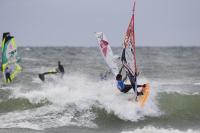 El príncipe Frederick de Dinamarca y el windsurfista español Víctor Fernández prueban las olas danesas