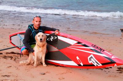 El surfista Oscar Ruiz ha logrado esta semana atravesar la costa de Cantabria a bordo de una tabla de Stand Up Paddle Surf (SUP El surfista Oscar Ruiz ha logrado esta semana atravesar la costa de Cantabria a bordo de una tabla de Stand Up Paddle Surf (SUP