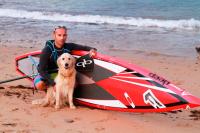 El surfista Oscar Ruiz ha logrado esta semana atravesar la costa de Cantabria a bordo de una tabla de Stand Up Paddle Surf (SUP