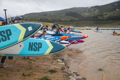 Intenso y emocionante día de SUP Race en el embalse de Iznájar