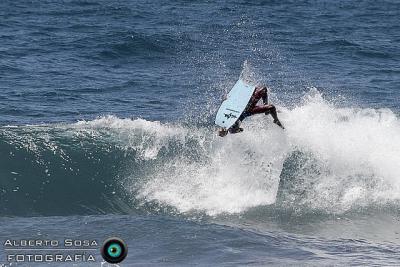 La fiesta del surfing de verano llegó a la costa de Arucas La fiesta del surfing de verano llegó a la costa de Arucas