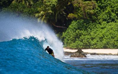 La leyenda Tom Curren competirá en El Salvador ISA World Masters Surfing Championship 