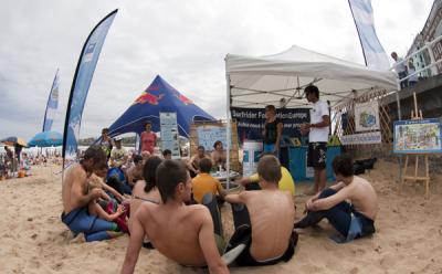 Pequeños y mayores disfrutaron en la primera jornada de surf en familia y sensibilización medioambiental" Pequeños y mayores disfrutaron en la primera jornada de surf en familia y sensibilización medioambiental"