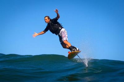 Surfeando con foils, mucha más “adrenalina” Surfeando con foils, mucha más “adrenalina”