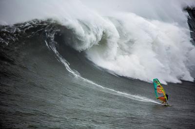 Windsurf a lo loco... ¡en las olas de Nazaré! Windsurf a lo loco... ¡en las olas de Nazaré!