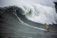 Windsurf a lo loco... ¡en las olas de Nazaré!