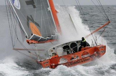 Artemis Transat 2008 Vincent Riou abandona su barco y es rescatado por  Loick Peyron 