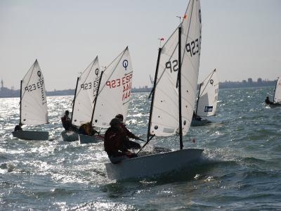 Campeonatos de Andalucía de Optimist por equipos y Catamarán Campeonatos de Andalucía de Optimist por equipos y Catamarán