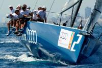 Audi Azzurra Sailing Team con una mano en el trofeo de las 52 Super Series