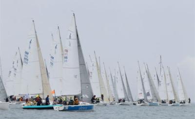 El Crocs de Javier Aguado se sitúa tercero en el mundial de J80. El viento, principal ausente de la primera jornada mundialista