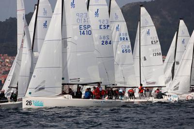 J70 Villalia Spring Series. 4 mangas en Vigo con vientos del W de 6 a 10 nudos. Victorias parciales para Patakín, Marnatura 1, Mercedes Benz y Ono