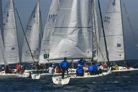Ono comienza mandando en el trofeo Jaguar para la clase J80 santanderina