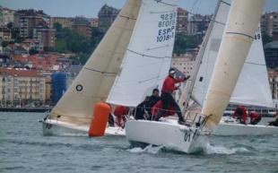 ‘Aila’, de Pichu Torcida, campeón de Cantabria de J80 y más líder del circuito. ‘Aila’, de Pichu Torcida, campeón de Cantabria de J80 y más líder del circuito.