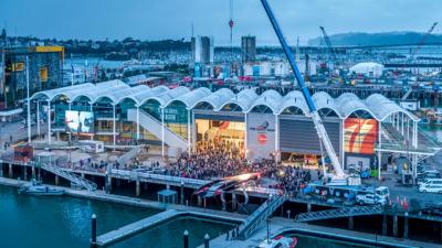 Emirates Team New Zealand botó su primer AC75 en la base de su equipo en el village de la Copa América en Auckland.