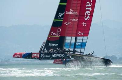 Emirates Team New Zealand navega solo en la Bahía de San Francisco Emirates Team New Zealand navega solo en la Bahía de San Francisco