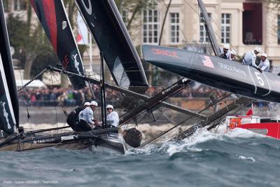 Team NZ y Oracle ganan primeras regatas en series mundiales de Nápoles