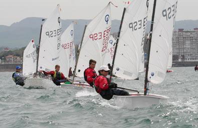 El actual Campeón de España Xordi Xammar primer lider de la Copa de España de Optimist. El actual Campeón de España Xordi Xammar primer lider de la Copa de España de Optimist.