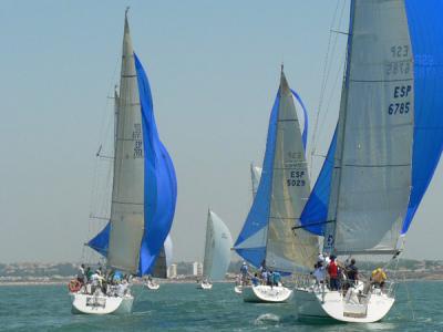 El barco de la Armada española en Cádiz ‘Sirius V’ con Enrique Flethes al mando se impone en la primera jornada de la Juán de la Cosa