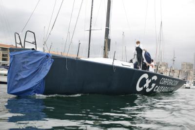 El CXG en un astillero francés encargado de desmontarlo para preparar su inminente traslado a España