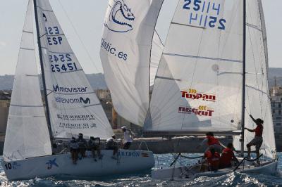 El equipo griego “Modus Vivendi” se pone al frente del Mundial de Platu 25 en detrimento del “Bribón” que sale, provisionalmente, del podio El equipo griego “Modus Vivendi” se pone al frente del Mundial de Platu 25 en detrimento del “Bribón” que sale, provisionalmente, del podio