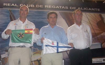 El RCN de Sanxenxo y RCR de Alicante entregan sus grimpolas al equipo Telefonica