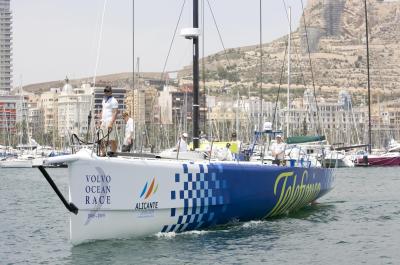 El telefónica azul entra en contacto con las aguas de Alicante El telefónica azul entra en contacto con las aguas de Alicante