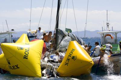 El TP 52 CAM sufre una vía de agua en su proa y se hunde durante la disputa de la última prueba del Trofeo SM La Reina El TP 52 CAM sufre una vía de agua en su proa y se hunde durante la disputa de la última prueba del Trofeo SM La Reina