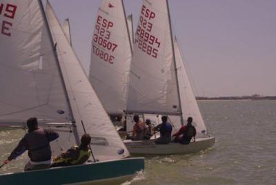 Emocionante final de liga de la flota de snipe de Cádiz