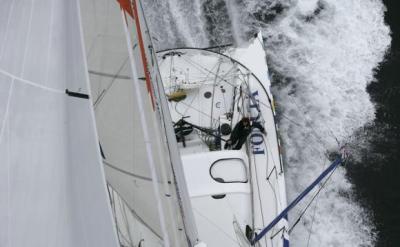 Hornos para el lunes. Solo quince en regata tras la retirada de Jean-Pierre Dick (Paprec-Virbac 2)