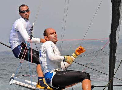 Iker y Xabi consiguen un indiscutible triunfo en 49er en la Kiel Week, Trujillo, segundo en Finn