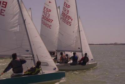 La flota de Snipe de Cádiz ceñlebra la última regata de su liga La flota de Snipe de Cádiz ceñlebra la última regata de su liga