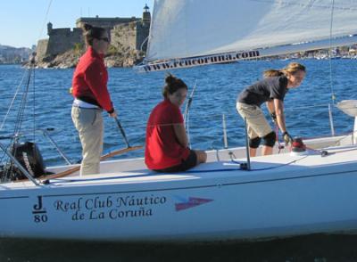 Las Medallistas Tamara, Sofía y Angela, se preparan para su próximo reto tras los JJOO, entrenando en el Real Club Náutico de La Coruña