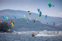 Cerca de 80 kitesurfistas toman la ensenada de San Simón en la primera jornada del KiteFest Cesantes    