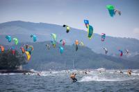 Cerca de 80 kitesurfistas toman la ensenada de San Simón en la primera jornada del KiteFest Cesantes    