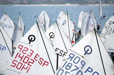 El equipo de regatas de Optimist del Real Club Náutico Portosín al gallego de la clase El equipo de regatas de Optimist del Real Club Náutico Portosín al gallego de la clase