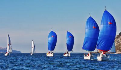 El Monte Real lanza 6 propuestas de verano para  aprender a navegar y disfrutar del mar en Baiona