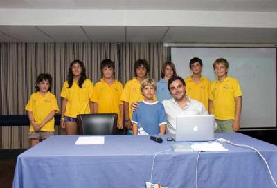 El navegante Hugo Ramón explica en el Club de Mar su experiencia en la Mini Transat