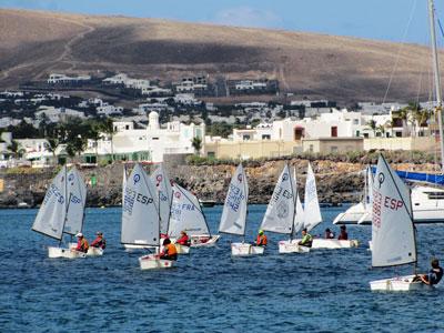 JÓVENES REGATISTAS DE TODO EL MUNDO MEJORAN SU FORMACIÓN EN LANZAROTE EN EL II CLINIC DE OPTIMIST DE MARINA RUBICÓN