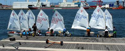 La R.F. Gallega de Vela y 7 clubes náuticos homologados lanzan cientos de plazas de iniciación a la vela La R.F. Gallega de Vela y 7 clubes náuticos homologados lanzan cientos de plazas de iniciación a la vela