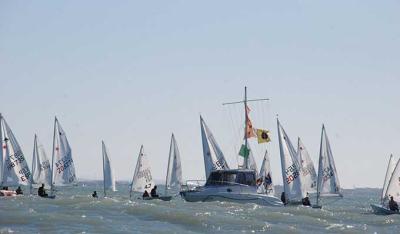 La Regata de Año Nuevo emplea a más de medio centenar de personas La Regata de Año Nuevo emplea a más de medio centenar de personas