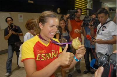 Multitudinario y emotivo regreso a Sevilla de la campeona olímpica de windsurf en Londres. Marina Alabau Multitudinario y emotivo regreso a Sevilla de la campeona olímpica de windsurf en Londres. Marina Alabau