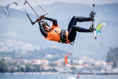 Un espectáculo de saltos y maniobras de kitesurf ponen el broche final al II KiteFest Cesantes Un espectáculo de saltos y maniobras de kitesurf ponen el broche final al II KiteFest Cesantes