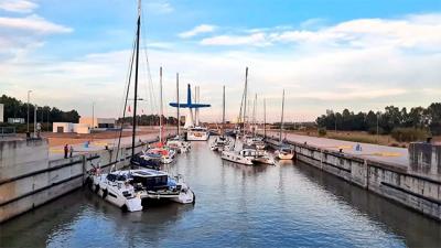 Una veintena de veleros parten desde el Puerto de Sevilla para dar la vuelta al mundo