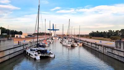 Una veintena de veleros parten desde el Puerto de Sevilla para dar la vuelta al mundo Una veintena de veleros parten desde el Puerto de Sevilla para dar la vuelta al mundo
