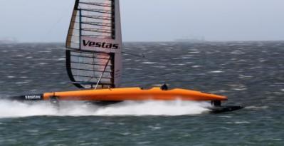 Vestas Sailrocket: Objetivo superar los 55,65 nudos de velocidad a vela en 500 metros. Vestas Sailrocket: Objetivo superar los 55,65 nudos de velocidad a vela en 500 metros.