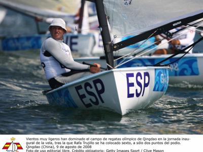 Rafa Trujillo, a dos puntos del podio provisional a pesar del poco viento. Las chicas de Yngling han tenido que penalizarse cuando iban segundas en una prueba Rafa Trujillo, a dos puntos del podio provisional a pesar del poco viento. Las chicas de Yngling han tenido que penalizarse cuando iban segundas en una prueba