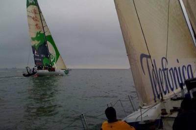 A la tercera fue la vencida. Ericsson 4 de Torben Grael ratifica su liderato en la general. A la tercera fue la vencida. Ericsson 4 de Torben Grael ratifica su liderato en la general.